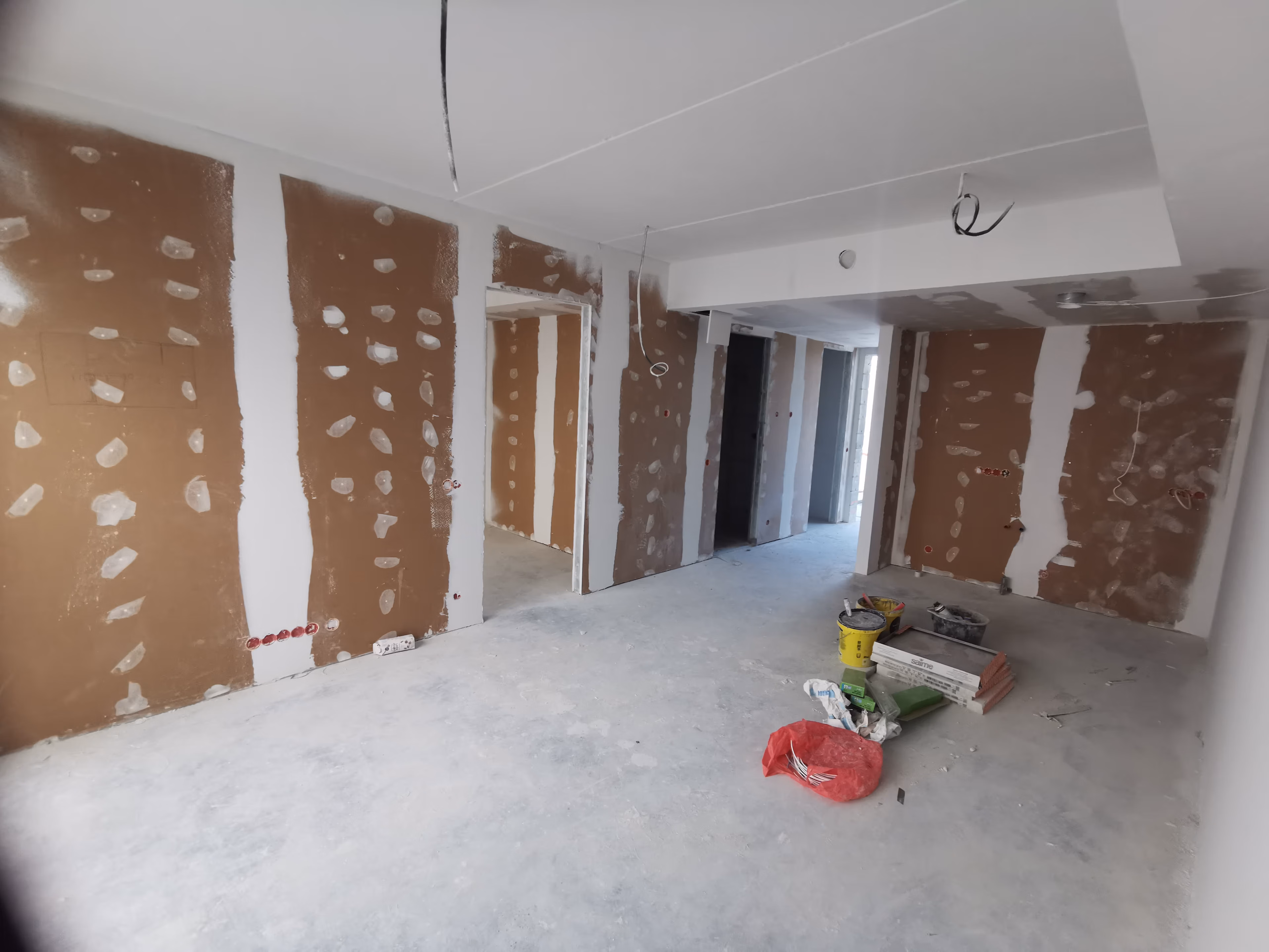 28 korterit kipsitöid
