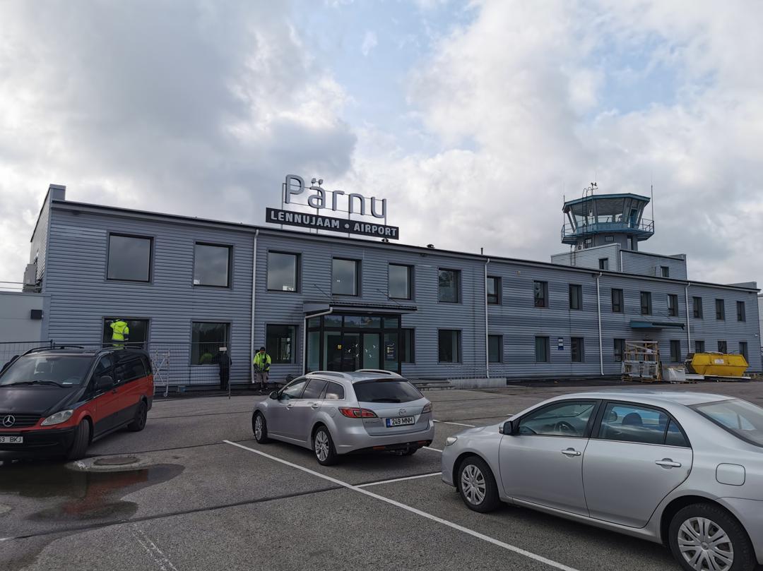 Pärnu lennujaama fassaad — foto 1