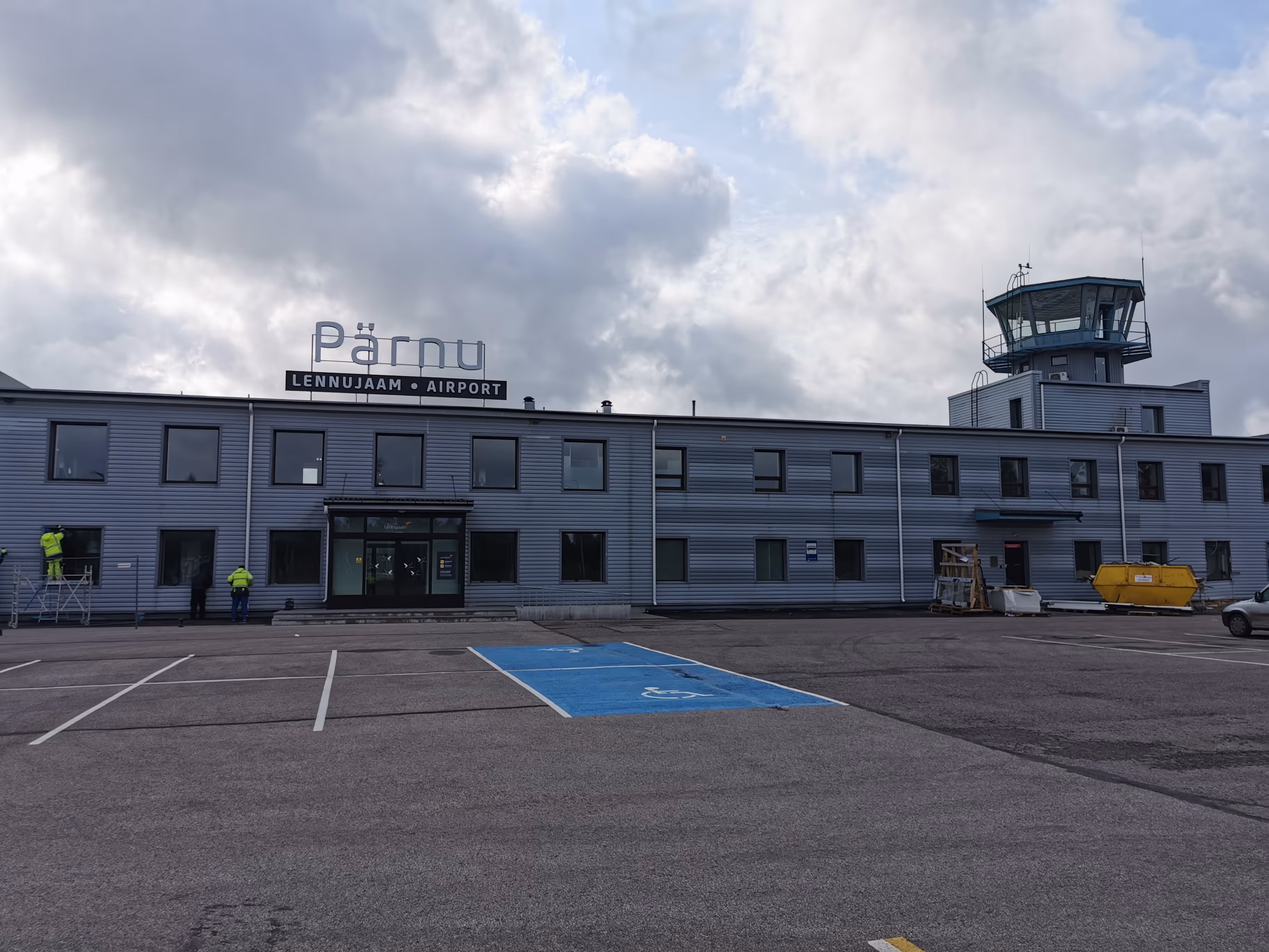 Teine pilt — Pärnu lennujaama fassaad