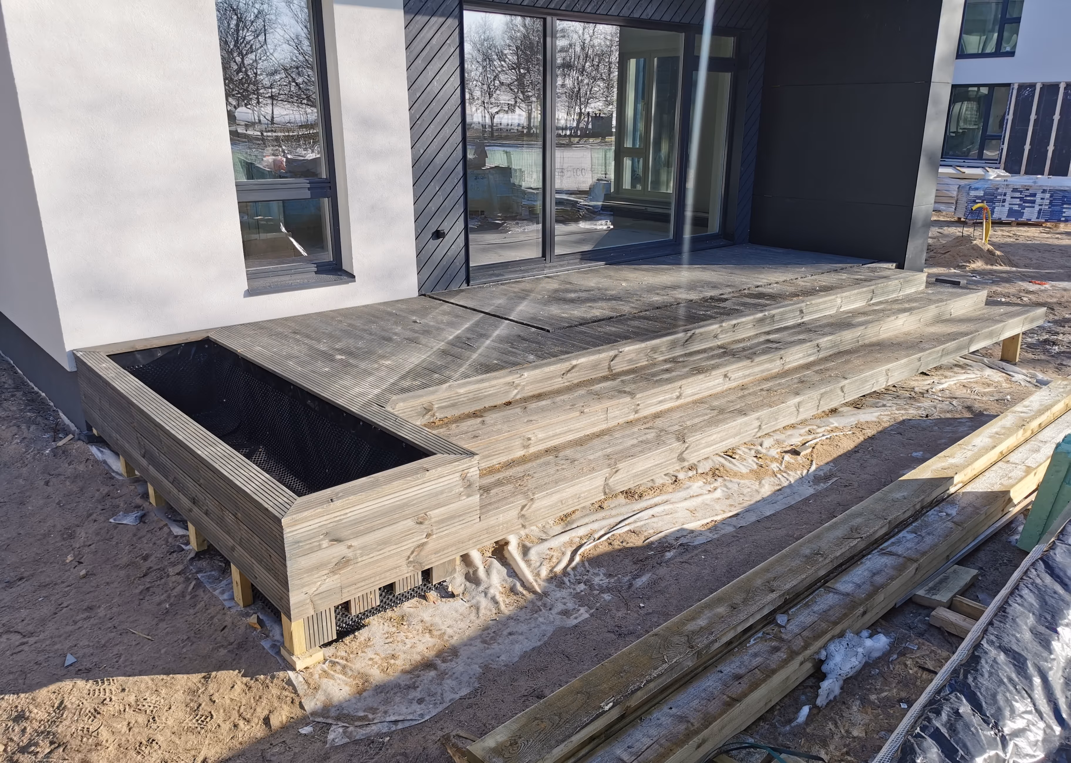 Teine pilt — Terrassid lillekastidega