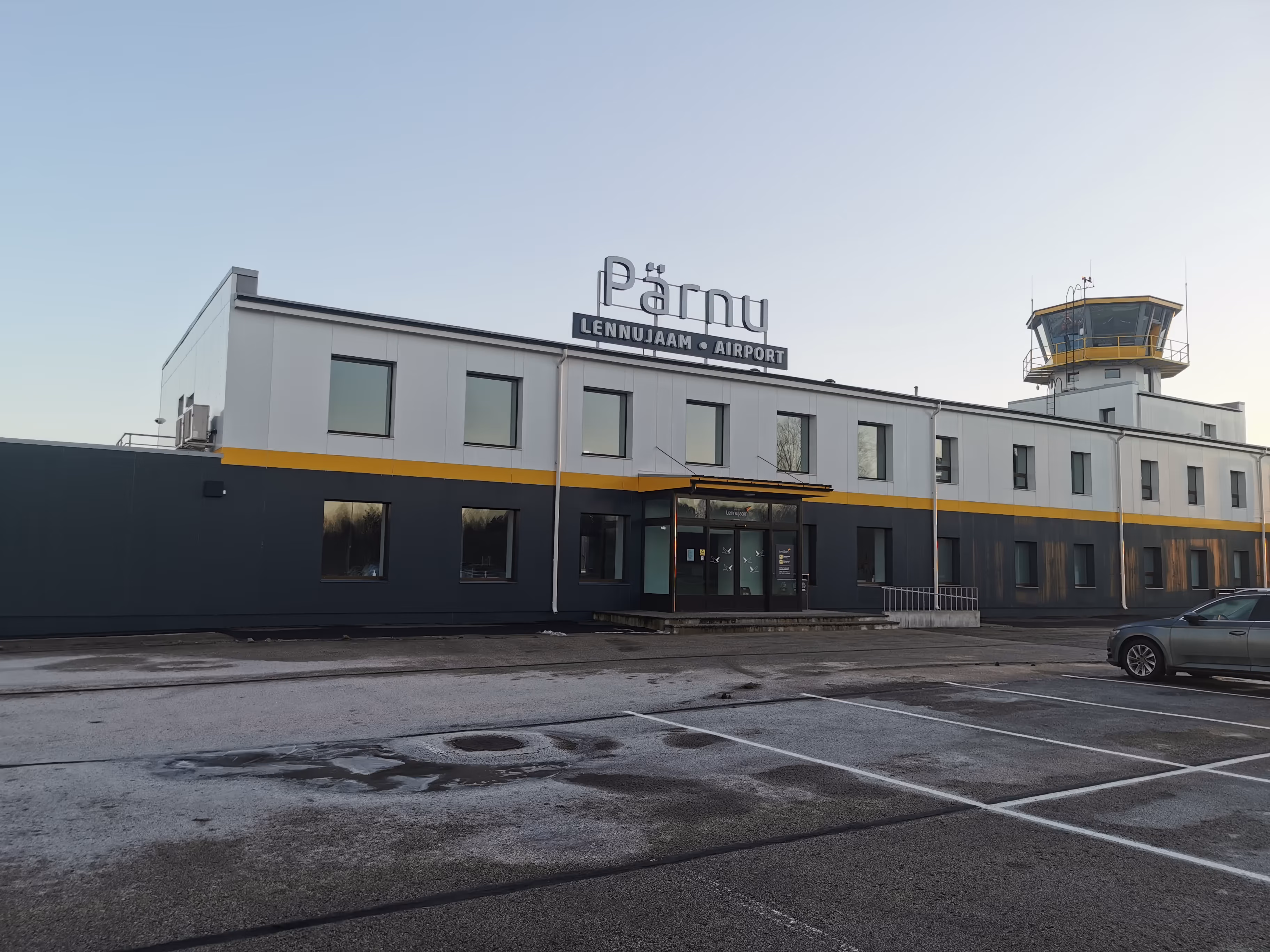 Peapilt — Pärnu lennujaama fassaad