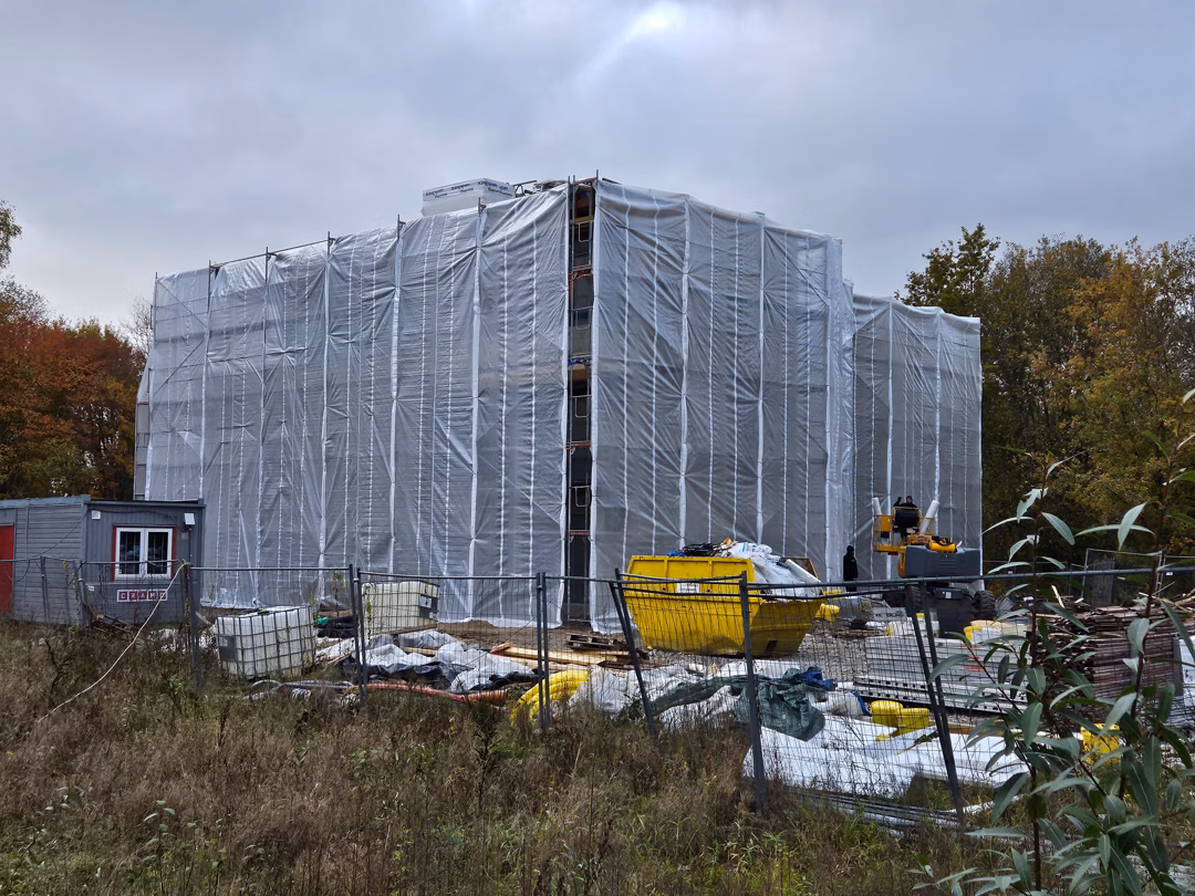 Kortermaja fassaad ja karniisid — foto 3