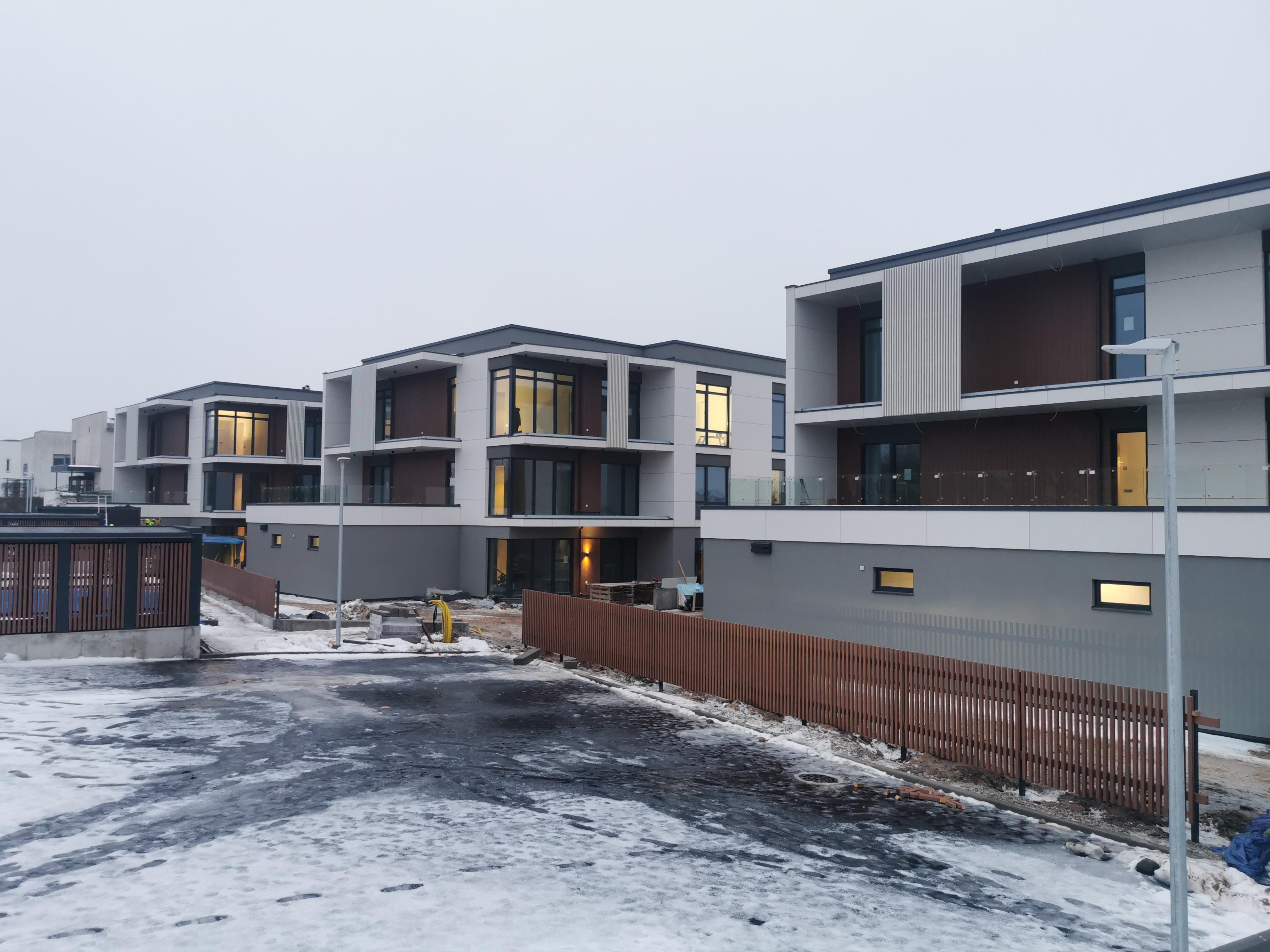 3 kortermaja fassaadi ja aed Pärnu jõeääres